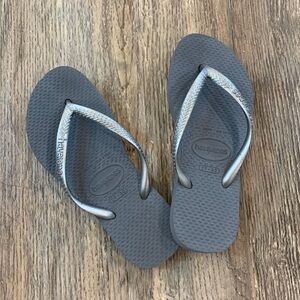 Havaianas Girls Kids Size 13 or Size 1 Gray Flip Flops Beach Sand Water Vacation